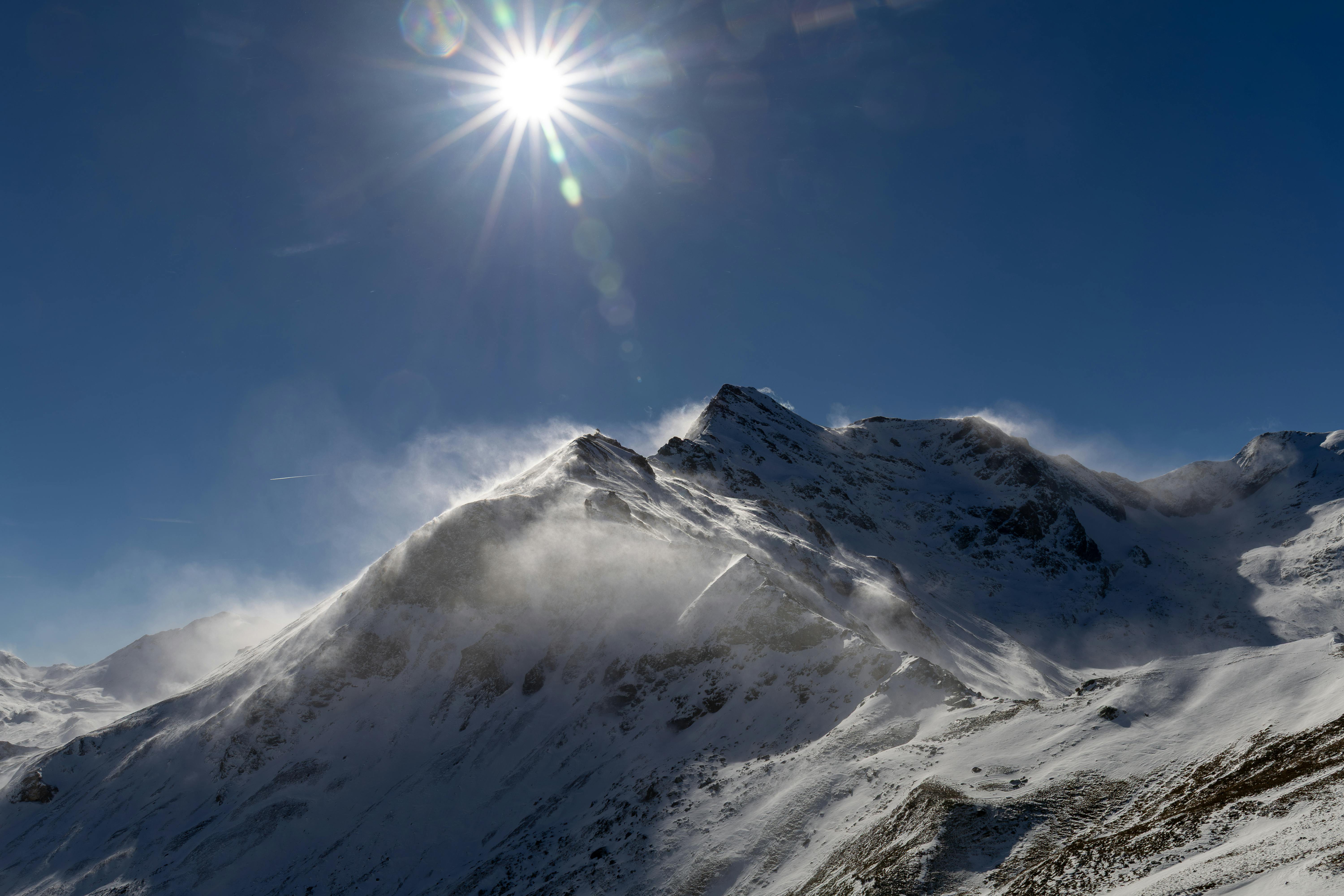 Alpenlandschaft mit Berggipfel im Sonnenlicht